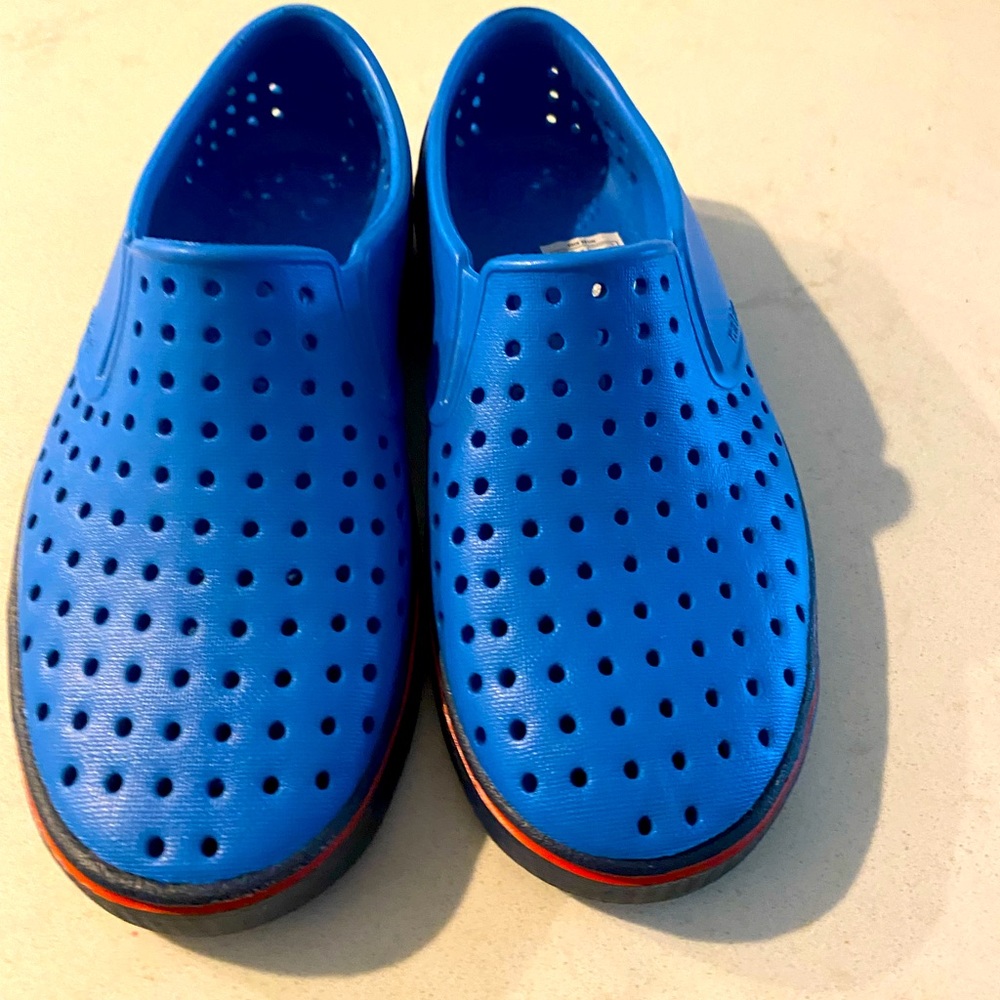 NWOT Boys Native shoes, size J1, blue with black soles, best summer shoes